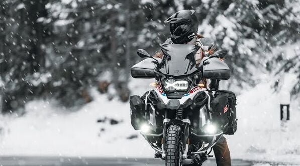 Kışın Motosiklet Kullanırken Soğuktan Üşümeyin: İpuçları ve Ekipmanlar