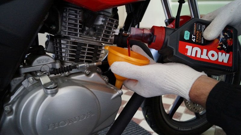 Motosiklette Yağ Değişimi Nasıl Yapılır?
