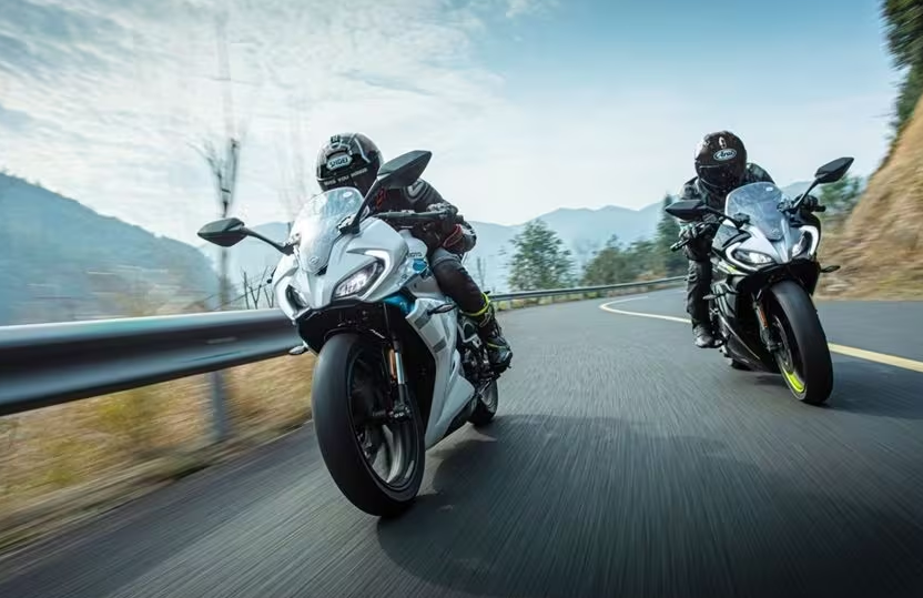 Yamaha YZF R25 vs. CF Moto 250 SR: Performans, Tasarım ve Kullanılabilirlik Karşılaştırması