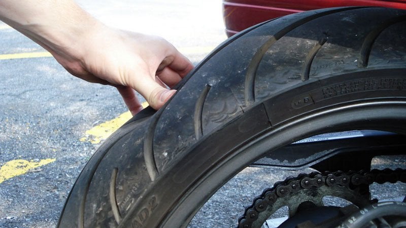 Motosiklette Lastik Patlaması ve Tamiri